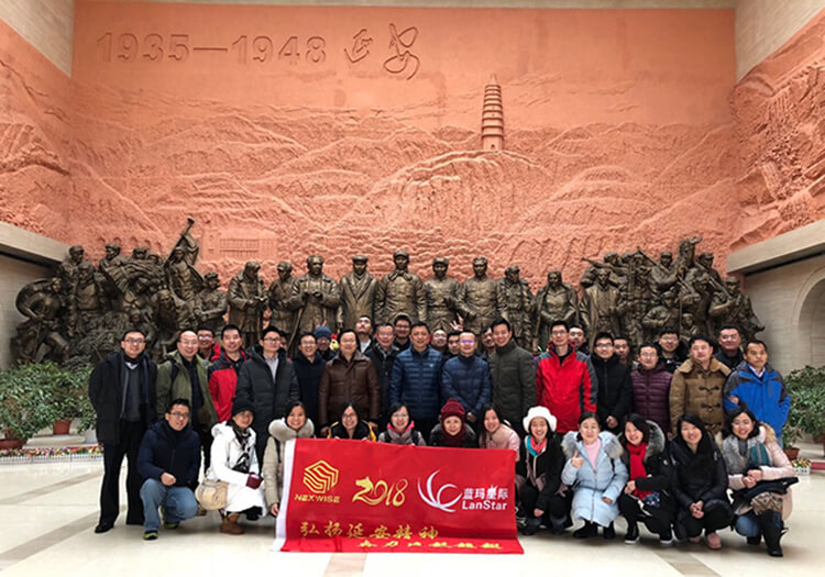革命紀念館合影(文中）.jpg